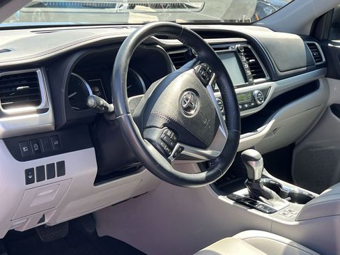 Used 2019 Toyota Highlander XLE w/ Carpet Mat Package (TMS) AWD/4WD image 13