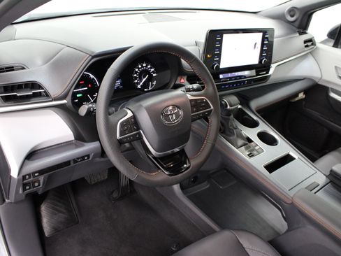 Used 2023 Toyota Sienna XSE w/ XSE Plus Package AWD/4WD image 13