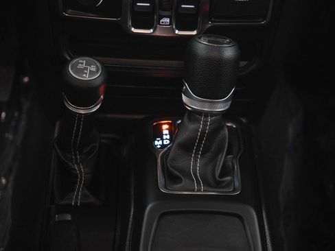 Used 2019 Jeep Wrangler Unlimited Sahara w/ Uconnect 4C Nav & Sound Group AWD/4WD image 19