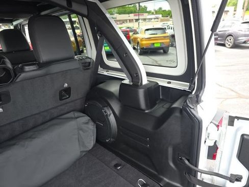 Used 2025 Jeep Wrangler Unlimited Sahara w/ Safety Group AWD/4WD image 36