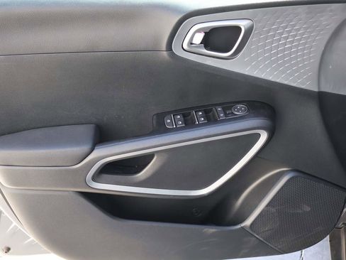 Used 2025 Kia Soul LX image 7
