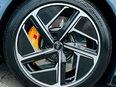 Used 2024 Audi RS e-tron GT w/ Carbon Performance Package AWD/4WD image 33