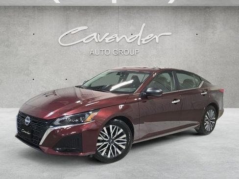 Used 2024 Nissan Altima 2.5 SV image 1