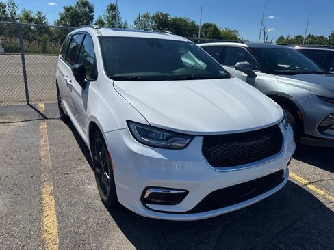 Used 2025 Chrysler Pacifica Limited FWD image 29