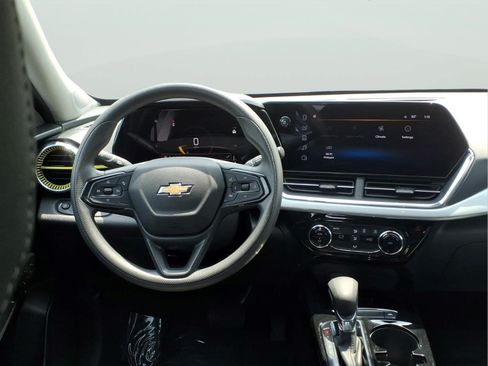 Used 2025 Chevrolet Trax LT FWD image 10