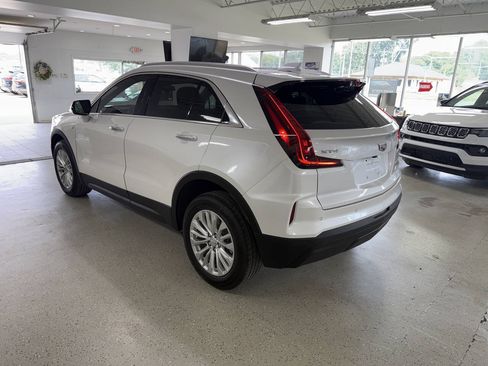 Used 2024 Cadillac XT4 Luxury w/ Cold Weather Package FWD image 8