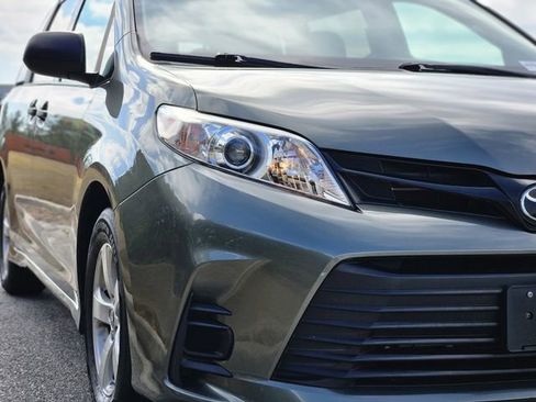 Used 2020 Toyota Sienna L image 9