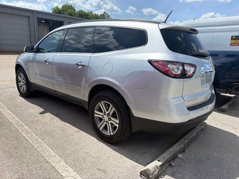 Used 2017 Chevrolet Traverse LT FWD image 2