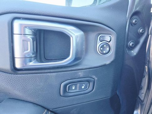 Used 2025 Jeep Wrangler Unlimited Sahara image 36