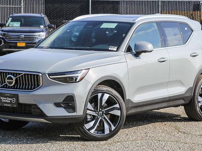New 2025 Volvo XC40 B5 Plus w/ Climate Package