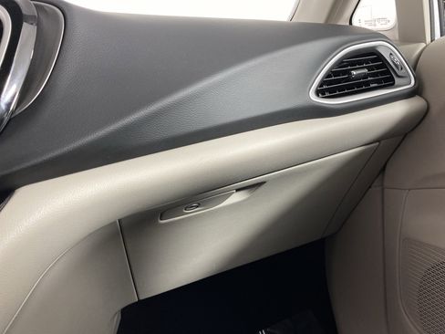 Used 2023 Chrysler Pacifica Touring-L image 31