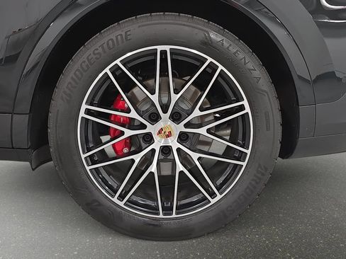 Certified 2024 Porsche Cayenne S AWD/4WD image 17