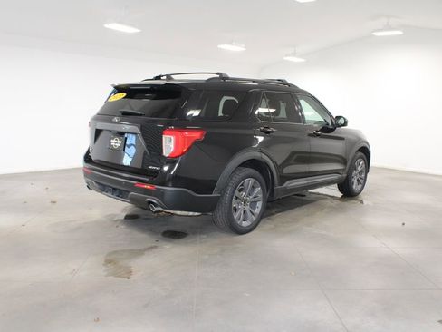 Used 2022 Ford Explorer XLT w/ Equipment Group 202A image 9