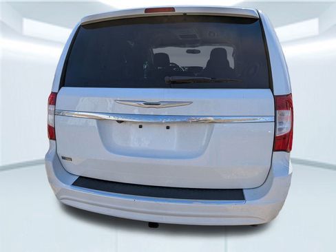 Used 2014 Chrysler Town & Country Touring image 5