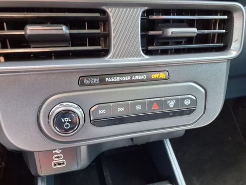 Used 2025 Ford Maverick XL w/ Equipment Group 102A AWD/4WD image 19