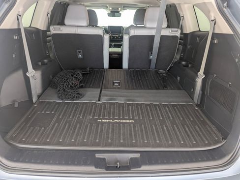 Used 2023 Toyota Highlander XLE image 23