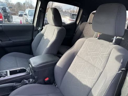 Used 2019 Toyota Tacoma TRD Sport image 4