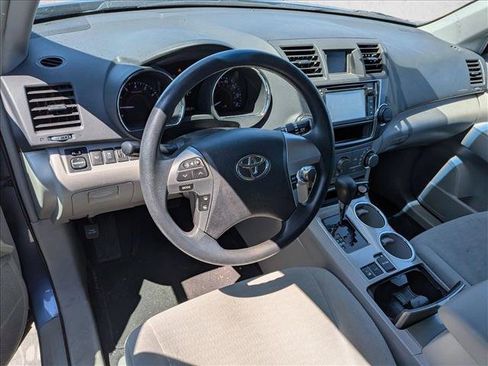 Used 2013 Toyota Highlander Plus AWD/4WD image 8