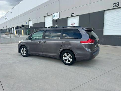 Used 2013 Toyota Sienna LE w/ Towing Pkg FWD image 3