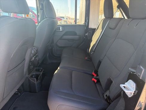 Used 2019 Jeep Wrangler Unlimited Sahara image 11