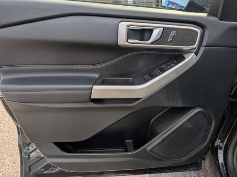 Used 2022 Ford Explorer XLT w/ Equipment Group 202A image 11