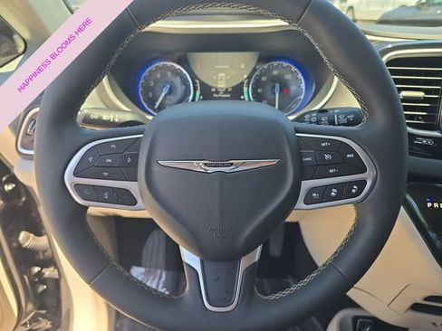 Certified 2023 Chrysler Pacifica Touring-L FWD image 24