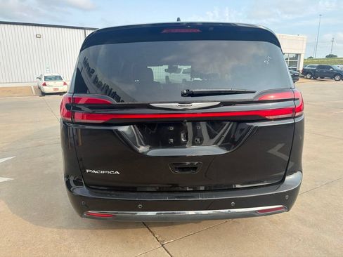 Used 2023 Chrysler Pacifica Touring-L FWD image 4
