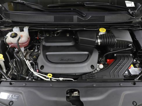 Used 2025 Chrysler Pacifica Select image 33