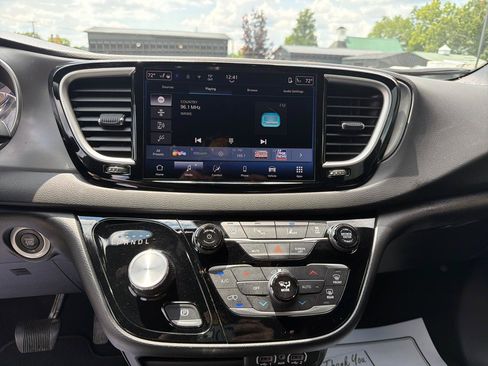 Used 2025 Chrysler Pacifica Select FWD image 11