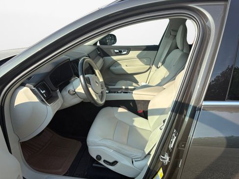 Used 2022 Volvo XC60 B5 Momentum w/ Protection Package Premier FWD image 9
