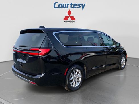 Used 2024 Chrysler Pacifica Touring-L FWD image 6