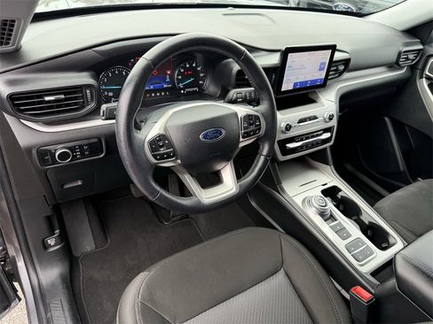 Used 2024 Ford Explorer XLT image 11