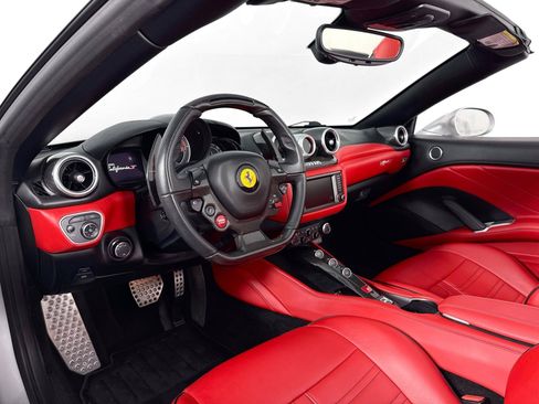 Used 2015 Ferrari California T RWD image 9
