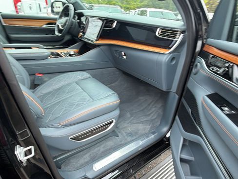 Used 2024 Jeep Grand Wagoneer Series III AWD/4WD image 20