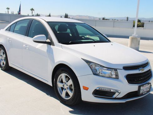 Used 2016 Chevrolet Cruze LT FWD image 2