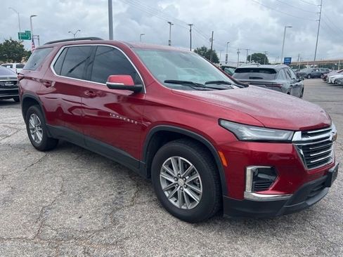 Used 2023 Chevrolet Traverse LT w/ Rear Camera Mirror Package FWD image 1