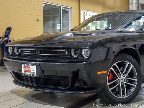 Used 2019 Dodge Challenger SXT image 3