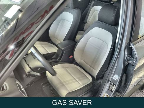 Used 2025 Hyundai Venue SEL FWD image 11