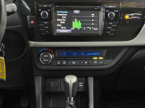 Used 2015 Toyota Corolla LE FWD image 12