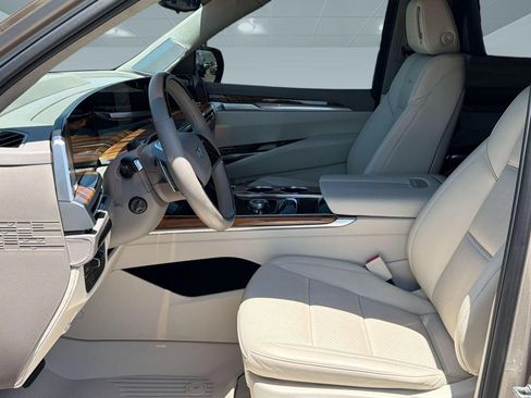 Used 2025 Cadillac Escalade Sport Platinum w/ LPO, Floor Liner Package AWD/4WD image 5