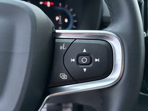 Certified 2025 Volvo XC40 B5 Plus image 25