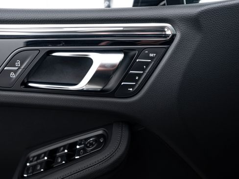 Certified 2026 Porsche Macan image 18