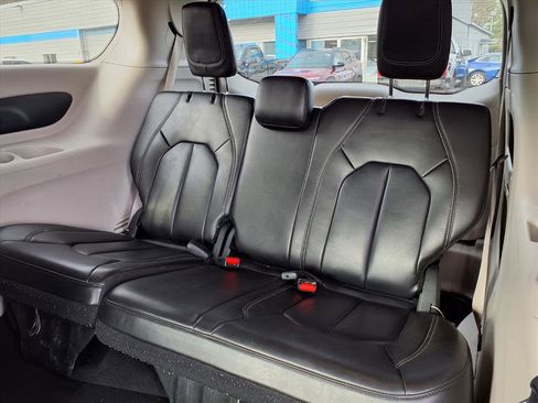 Used 2023 Chrysler Pacifica Touring-L image 21