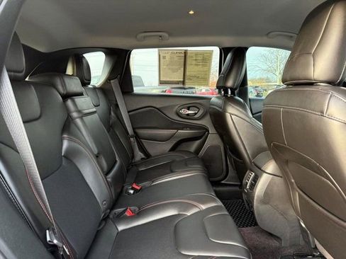 Used 2019 Jeep Cherokee Trailhawk w/ Cold Weather Group image 11