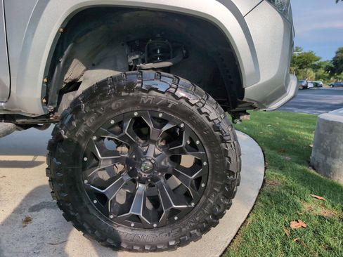 Used 2022 Toyota Tacoma SR5 w/ Technology Package AWD/4WD image 12
