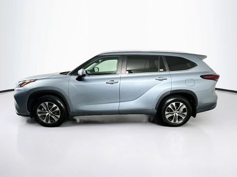 Used 2024 Toyota Highlander XLE AWD/4WD image 4