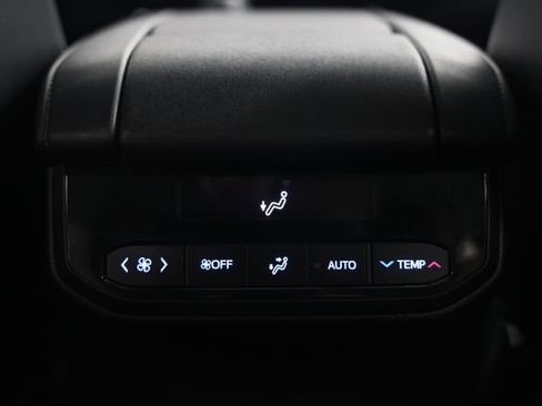Used 2021 Toyota Highlander XLE AWD/4WD image 39