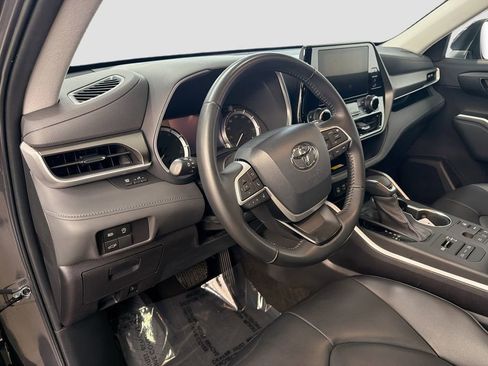 Used 2023 Toyota Highlander XLE AWD/4WD image 12