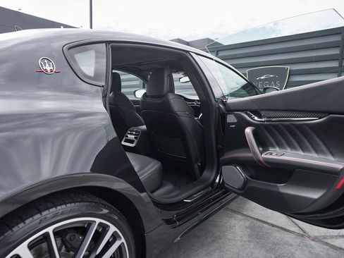 Used 2021 Maserati Quattroporte Trofeo image 34