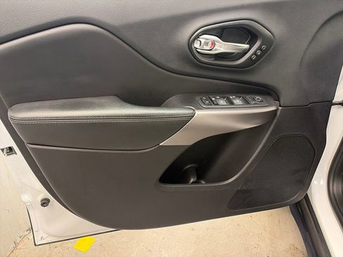 Used 2019 Jeep Cherokee Limited w/ Technology Group image 17